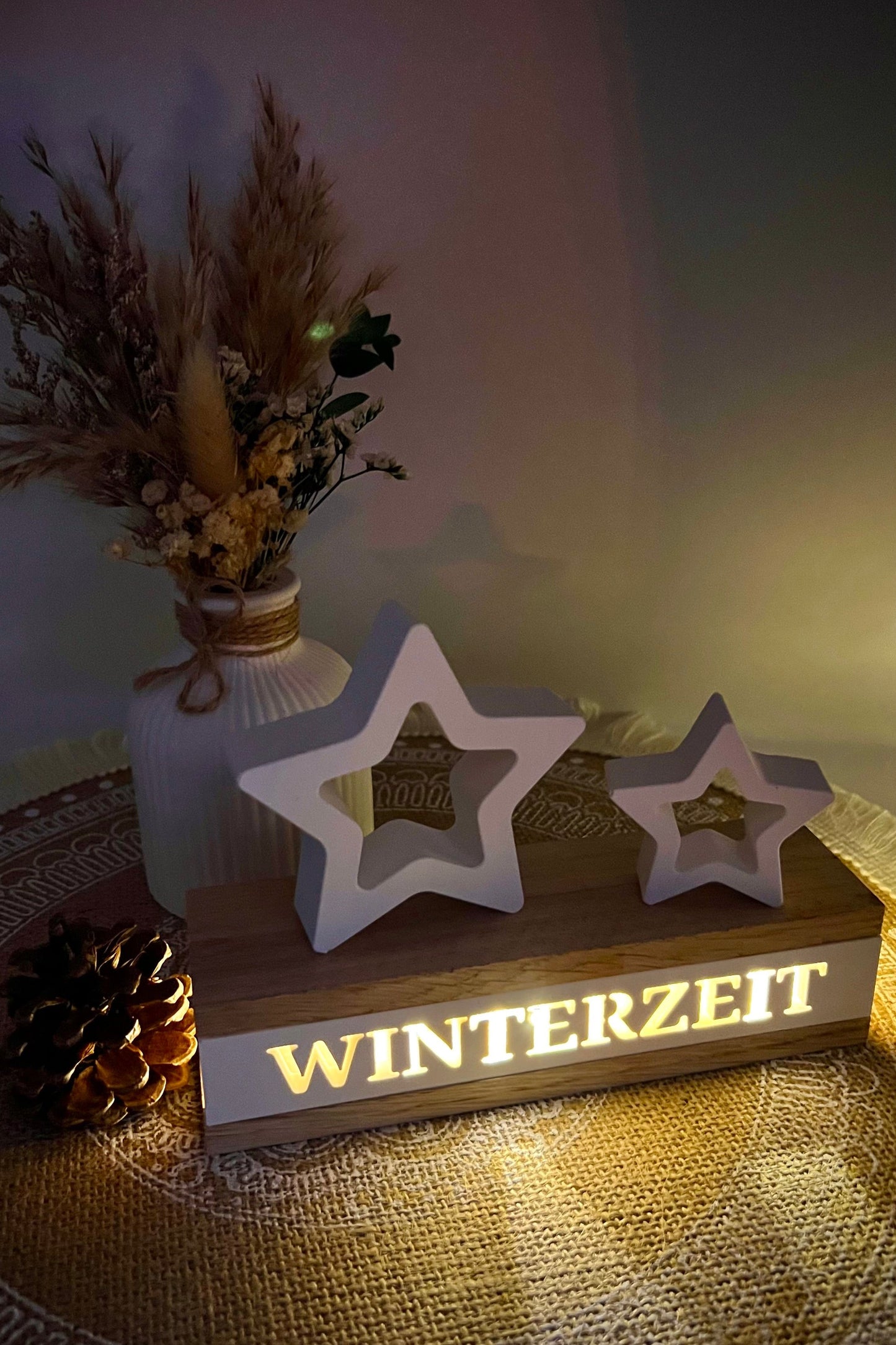 Lichtbox aus Eiche & Keramik – mit Schriftzug & Mini-Lichterkette | Winterdeko, Geschenkidee & Wohnakzent
(verschiedene Motive)