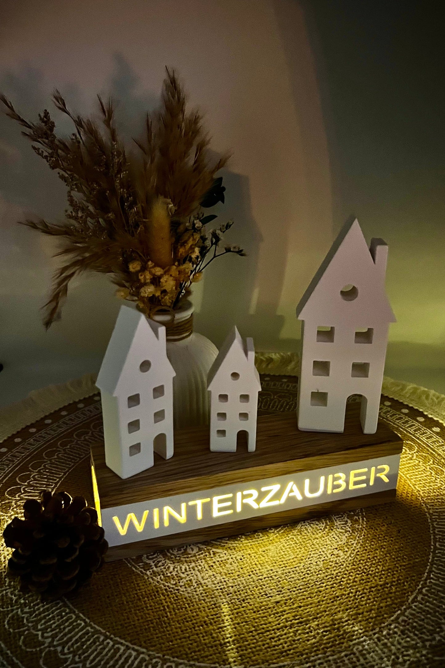 Lichtbox aus Eiche & Keramik – mit Schriftzug & Mini-Lichterkette | Winterdeko, Geschenkidee & Wohnakzent
(verschiedene Motive)