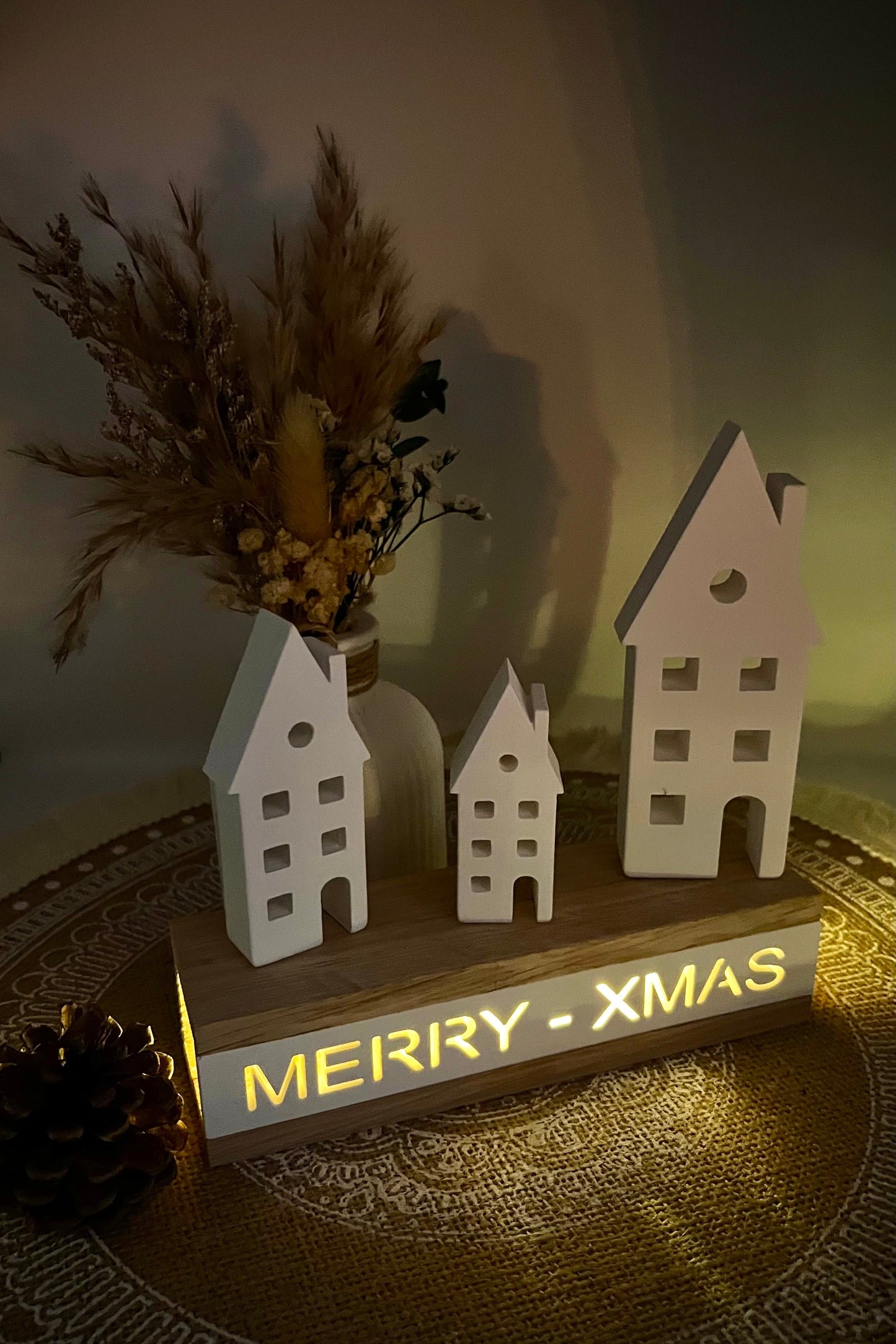 Lichtbox aus Eiche & Keramik – mit Schriftzug & Mini-Lichterkette | Winterdeko, Geschenkidee & Wohnakzent
(verschiedene Motive)