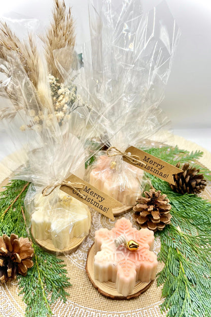 Winterkerze „Snowflake“ – handgegossene Schneeflocke mit Glöckchen, 4 Varianten