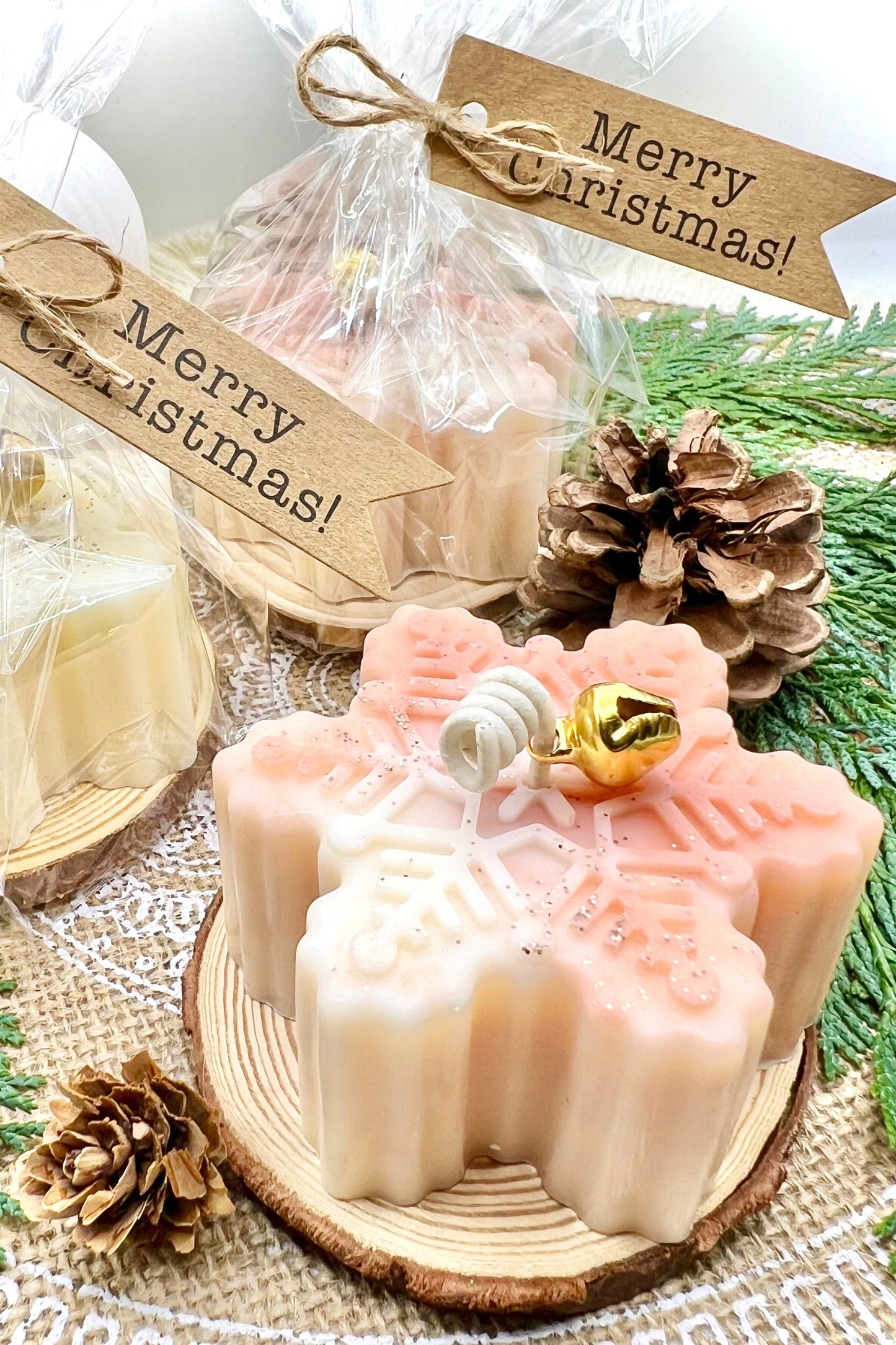 Winterkerze „Snowflake“ – handgegossene Schneeflocke mit Glöckchen, 4 Varianten