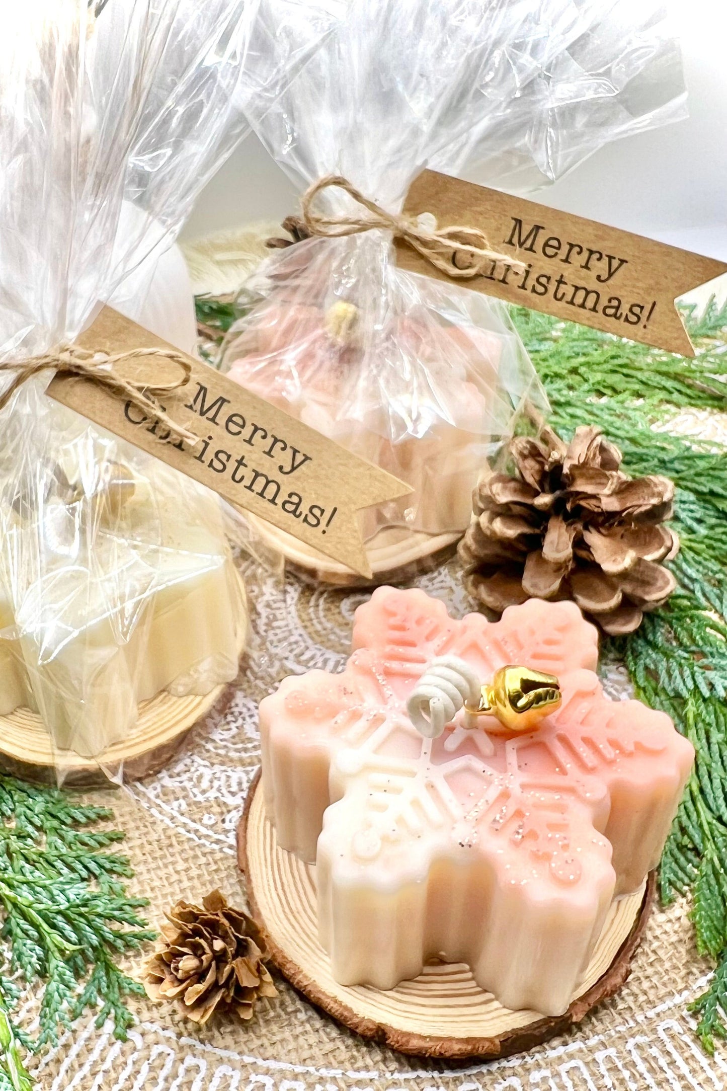 Winterkerze „Snowflake“ – handgegossene Schneeflocke mit Glöckchen, 4 Varianten