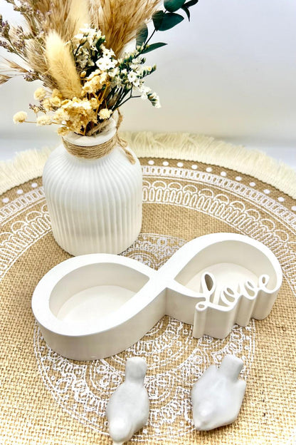Zarte Eleganz in Form gegossen - Love-Kerzenschale im Infinity-Design