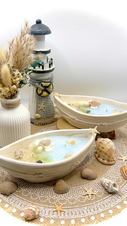 Meeresbrise – Duftkerze im Keramikboot | Schildkröte oder Delfine | Handgegossen mit maritimen Details