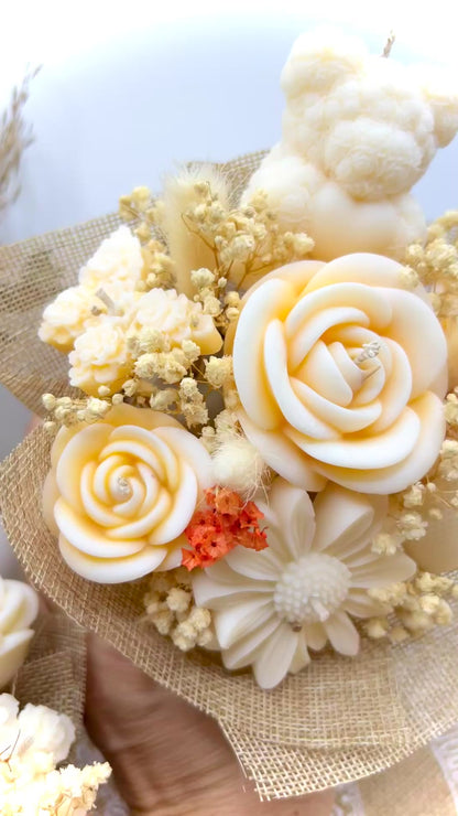Kerzen-Blumenstrauß im stilvollen, handgegossenen Keramiktopf – zarte Eleganz in natürlichen Tönen