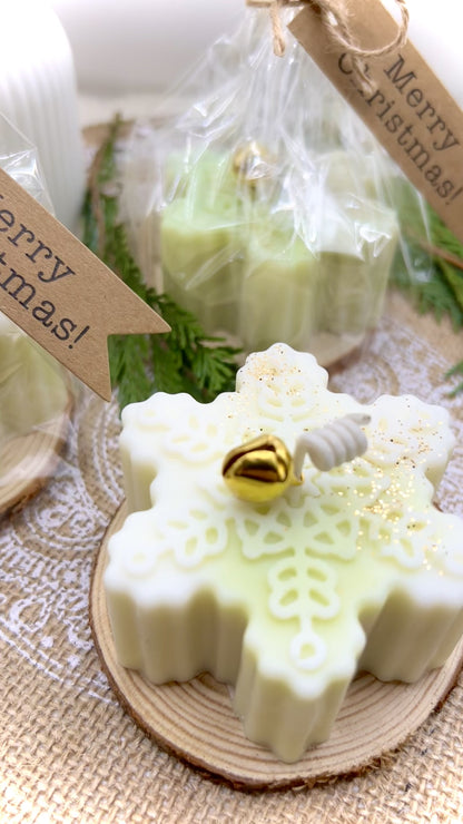 Winterkerze „Snowflake“ – handgegossene Schneeflocke mit Glöckchen, 4 Varianten