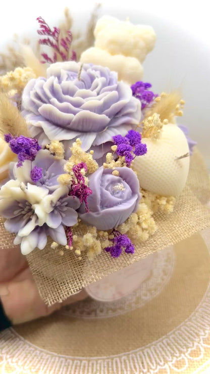 Kerzen-Blumenstrauß im stilvollen, handgegossenen Keramiktopf – zarte Eleganz in natürlichen Tönen