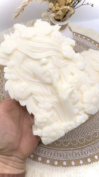 “Flower Goddess” – Skulpturkerze mit floraler Magie | Handgegossene Göttin in Cremeweiß oder farblich abgesetztem Blüten-Design
