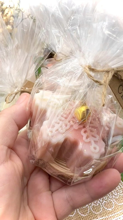 Winterkerze „Snowflake“ – handgegossene Schneeflocke mit Glöckchen, 4 Varianten