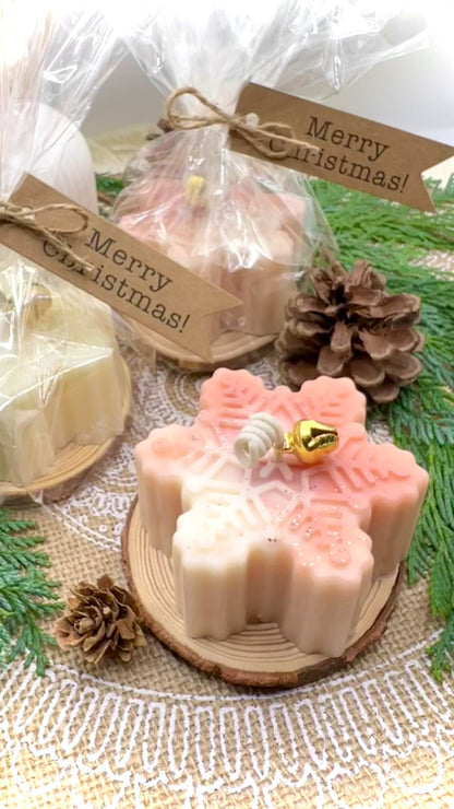 Winterkerze „Snowflake“ – handgegossene Schneeflocke mit Glöckchen, 4 Varianten