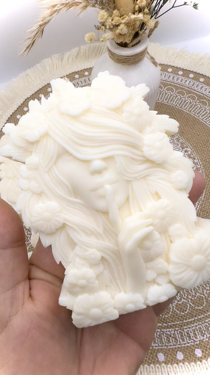 “Flower Goddess” – Skulpturkerze mit floraler Magie | Handgegossene Göttin in Cremeweiß oder farblich abgesetztem Blüten-Design