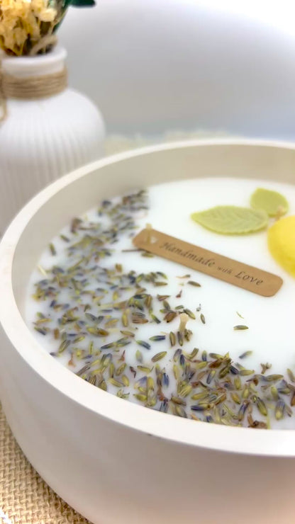 Sommerfrische Lemongras - Lavendel - Duftkerze – handgegossen in eleganter Keramikschale mit Zitronen / Lavendelblüten Dekor